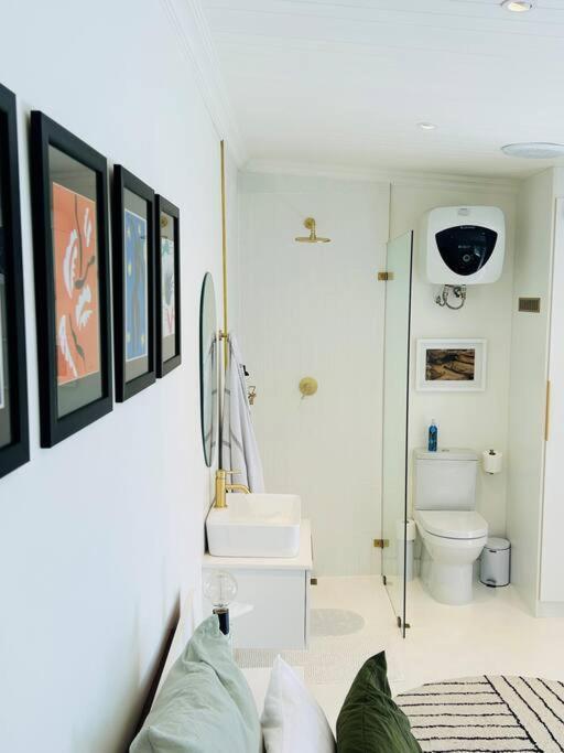 Stunning 2-bedroom House In Leafy Claremont Holiday home *