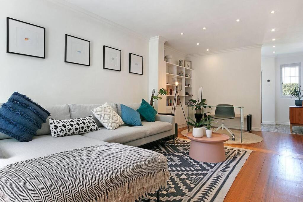 Stunning 2-bedroom House In Leafy Claremont Holiday home Cape Town